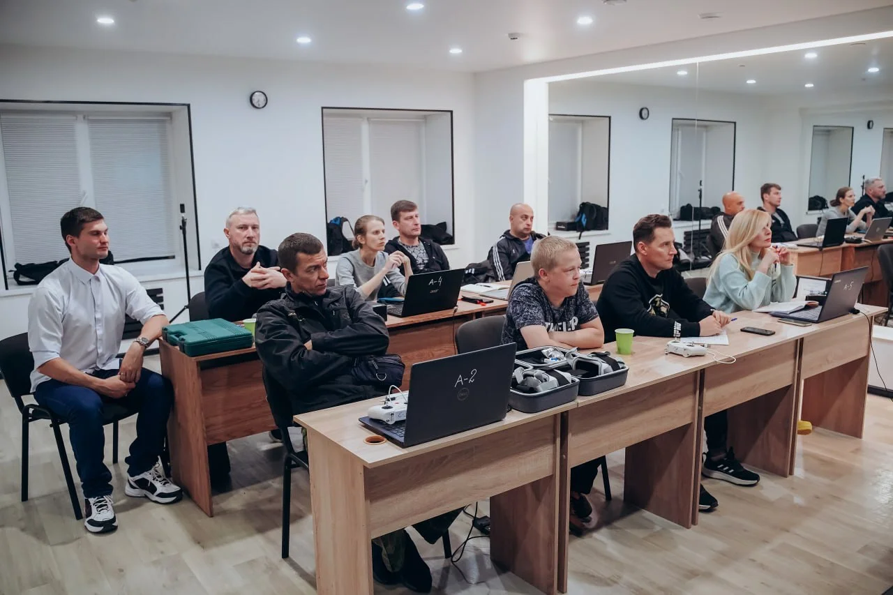 Ученик управляет дроном